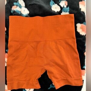 Set active orange shorts size small